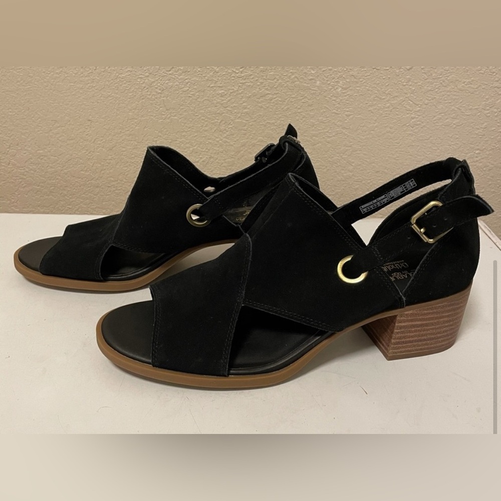 KOOLABURRA BY UGG Kaiah‎ Suede Block Heel Sandal - New Without the Box